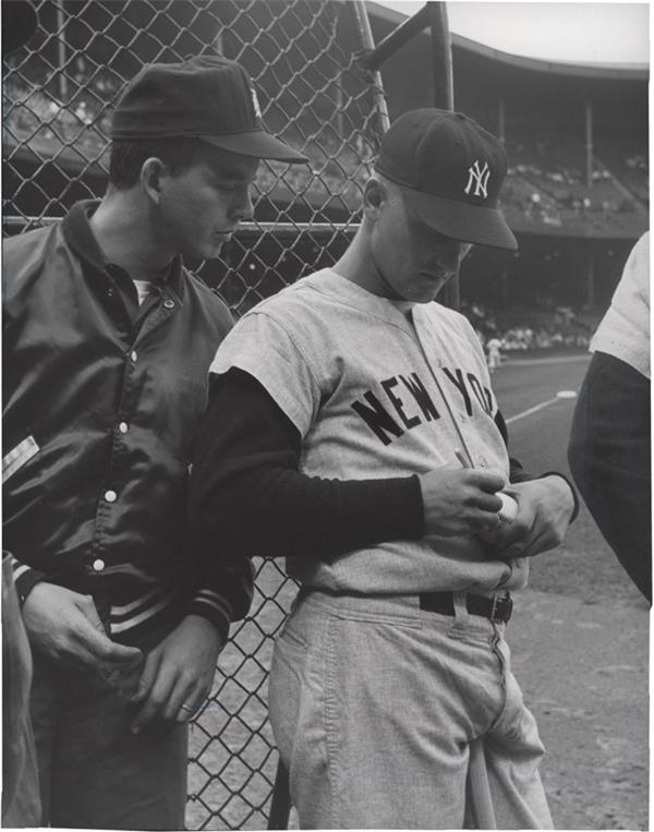 Memorabilia Baseball Photographs - Singles - Roger Maris Signs and Autograph (1961)