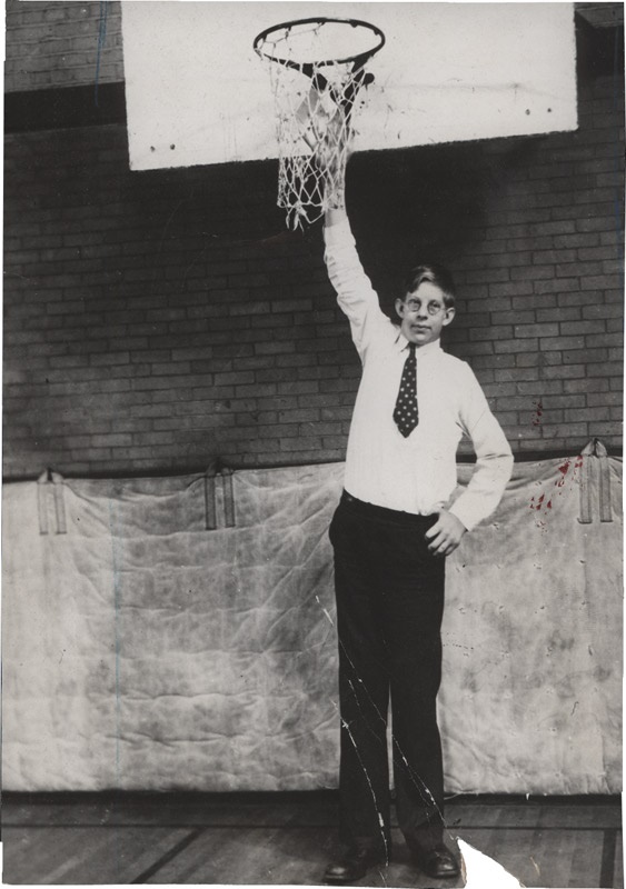 Americana Photographs - Robert Wadlow World's Tallest Man (1932)