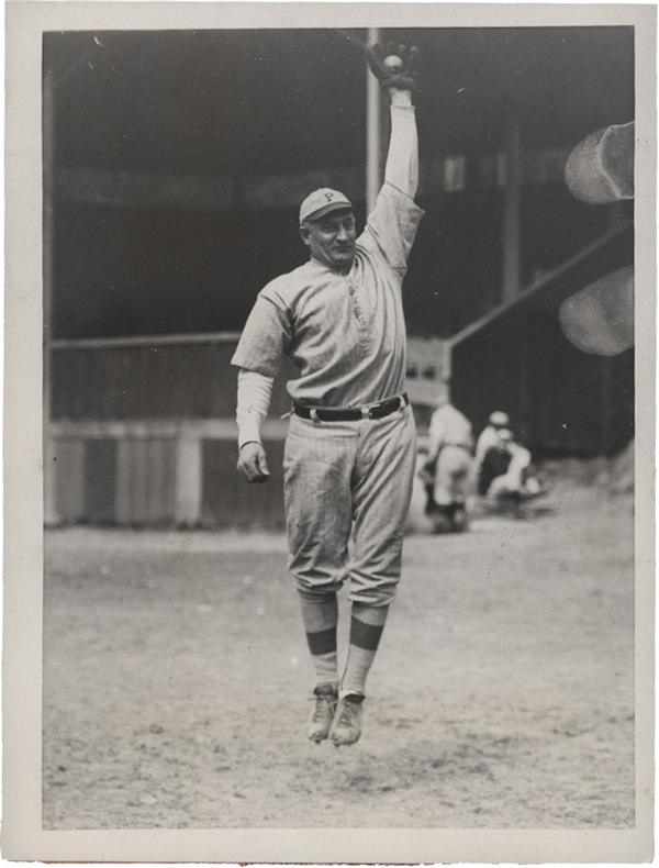 Memorabilia Baseball Photographs - Singles - Amazing Honus Wagner Photo (1910's)