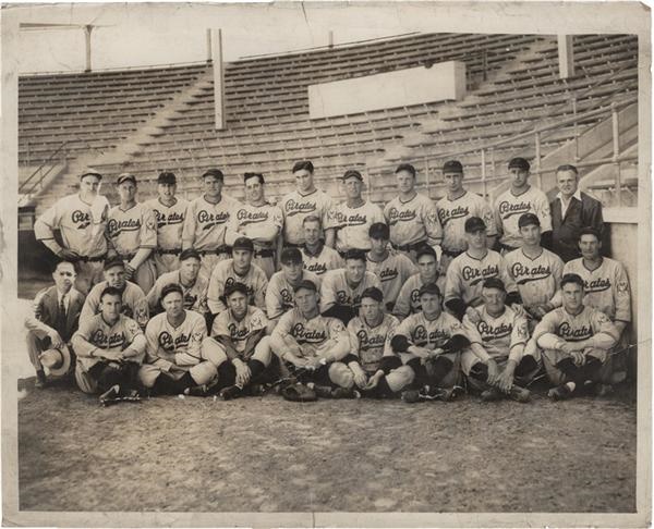 Baseball Photographs - 1939 Pittsburgh Pirates 11 x 14'' Team Photo w/Honus Wagner