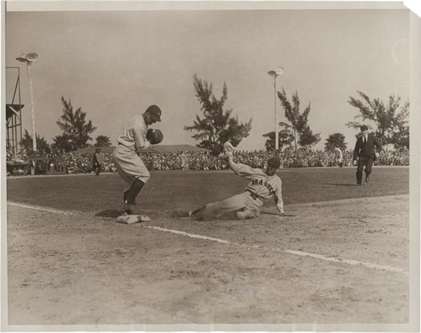 - Lou Gehrig Covering First Base Original Wire Photo (1930)