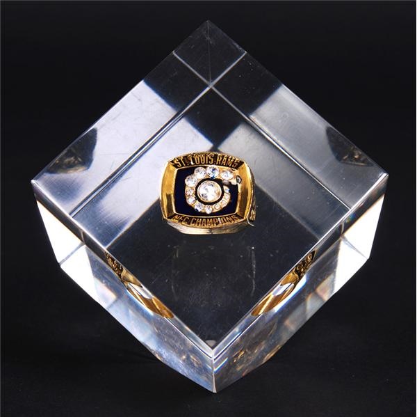 - 2001 St. Louis Rams NFC Championship Ring In Lucite