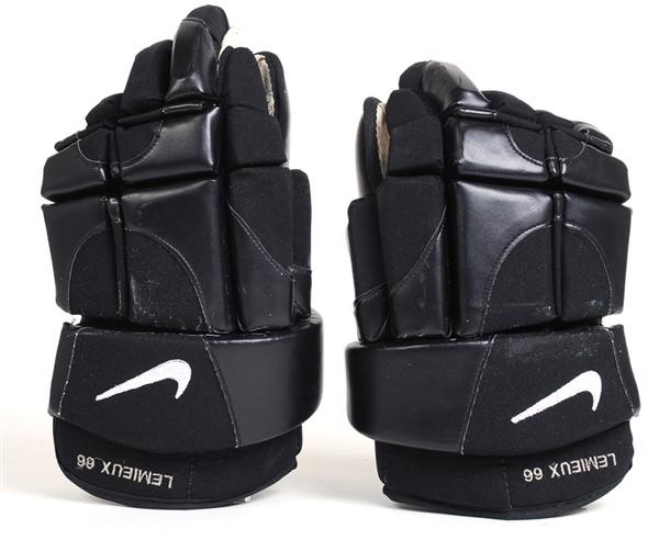 Hockey Equipment - Mario Lemieux 1,500th Career Point Game Worn Gloves