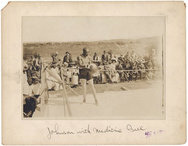 Muhammad Ali & Boxing - JACK JOHNSON (1878-1946) : Training with medicine ball, 1910