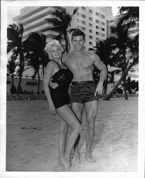 - JAYNE MANSFIELD (1933-1967)<br>Muscle Beach, 1950’s