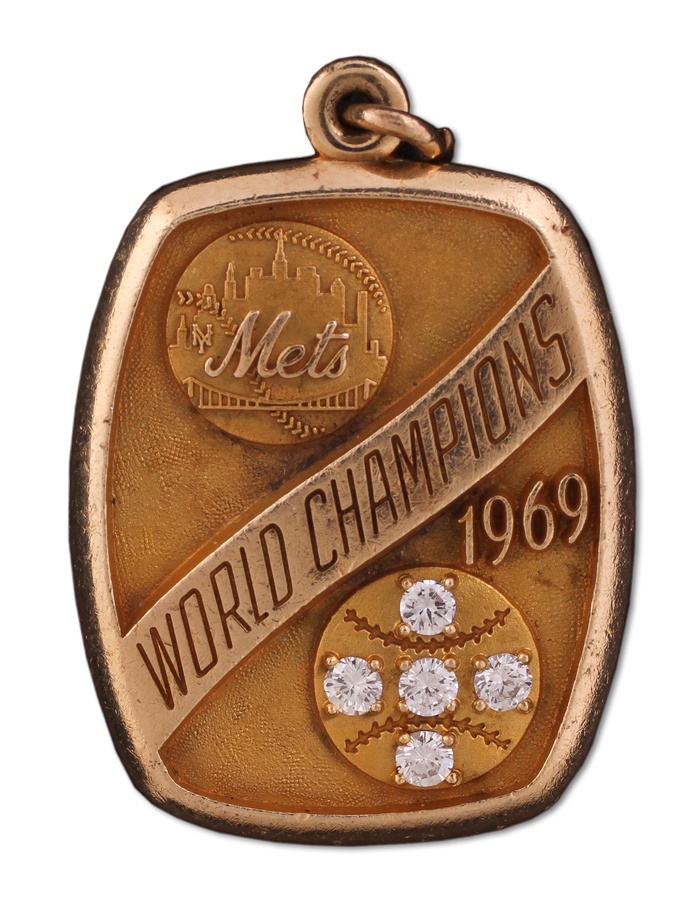 Reds legend auctioning off World Series rings