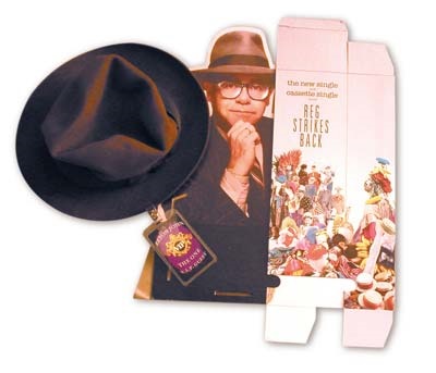 Clothing - Elton John Signed Fedora And Display (3)