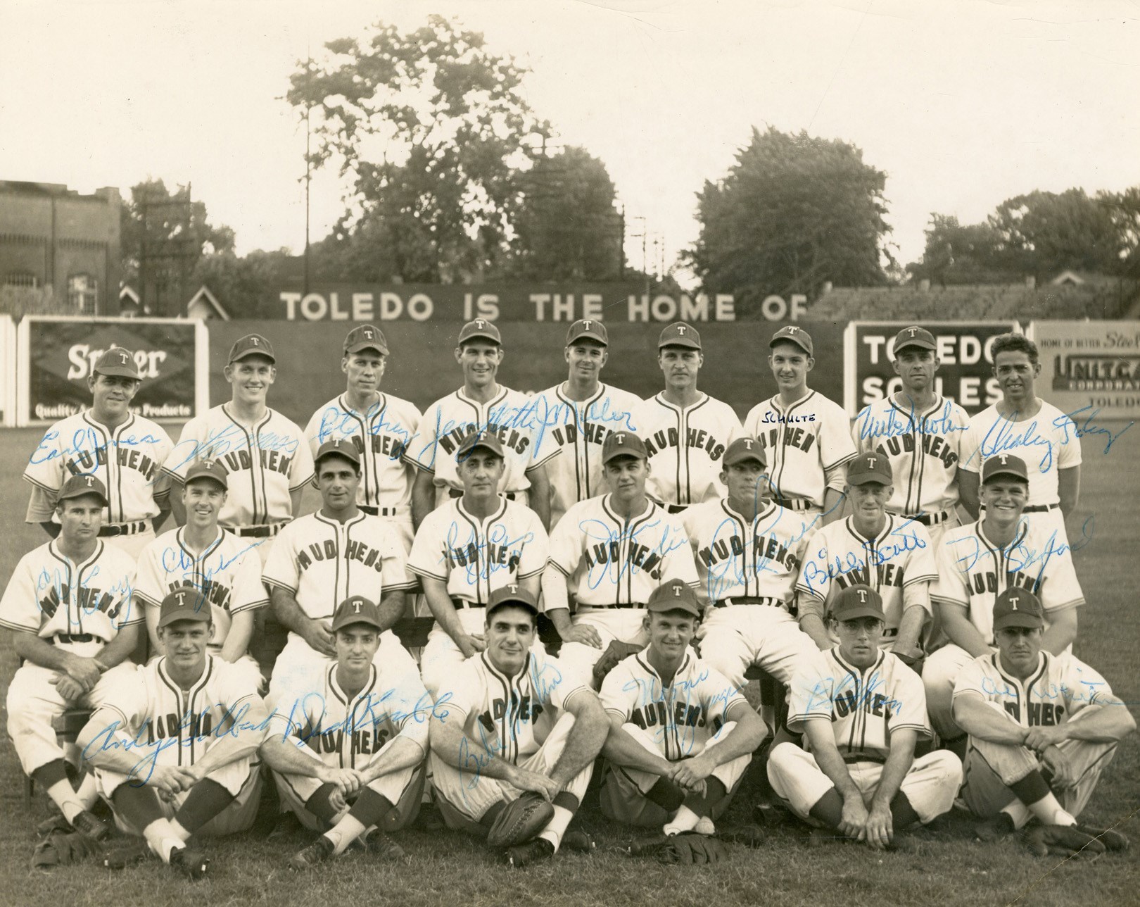 St. Louis Cardinals - 1946 Toledo Mud Hens Team-Signed Photo w/Pete Gray (PSA/DNA)