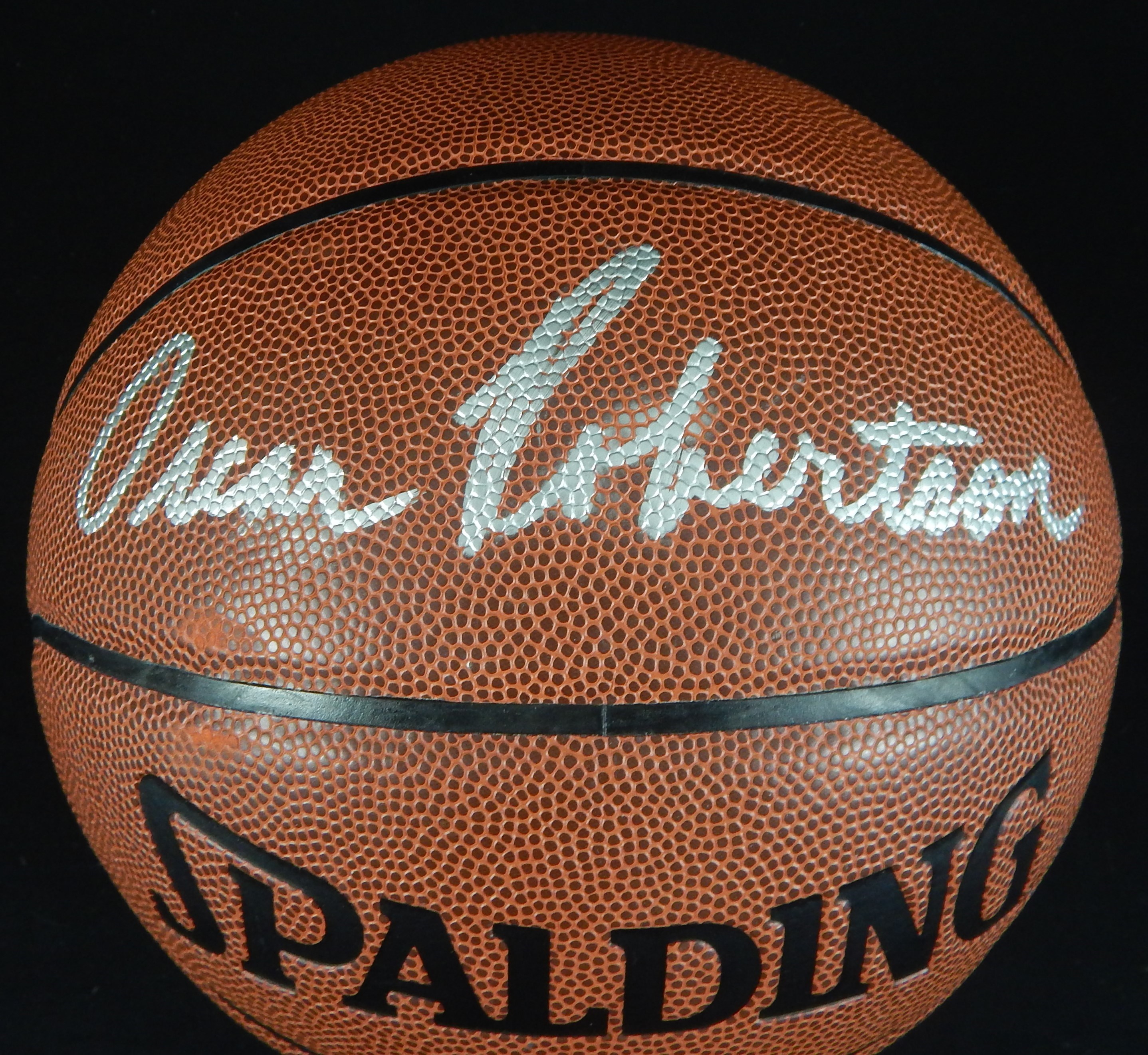 Basketball - Oscar Robertson Single Signed Basketball (PSA/DNA)
