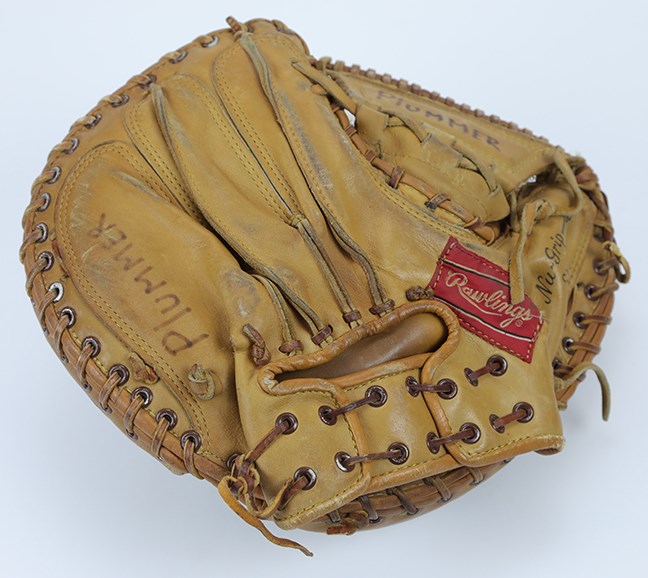 Baseball Memorabilia - Bill Plummer Game Worn Catchers Mitt From The Bernie Stowe Collection