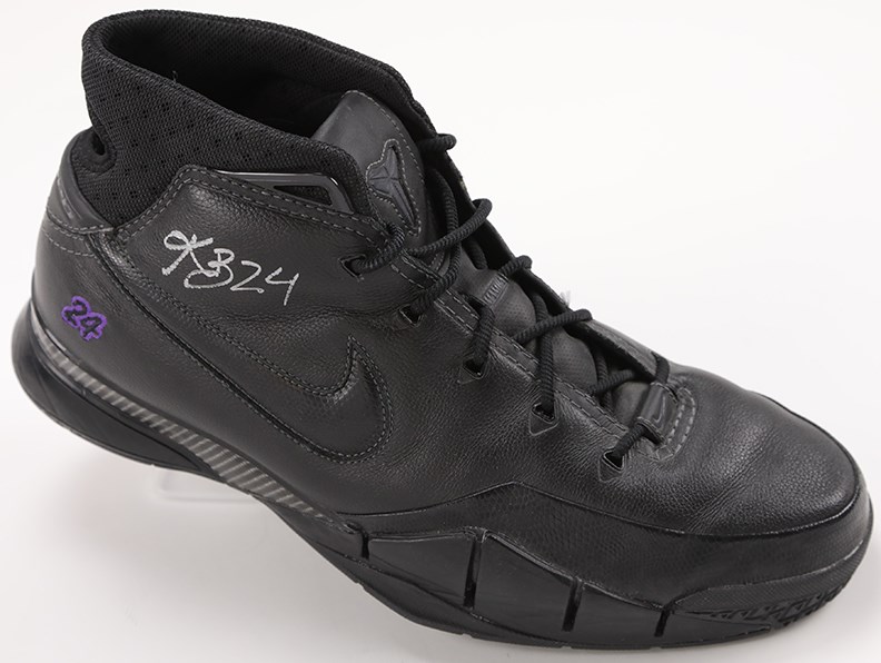 - 2006 Kobe Bryant Signed Game Worn Nike Zoom I Shoe - November 5th vs. Sonics (Photo-Matched)