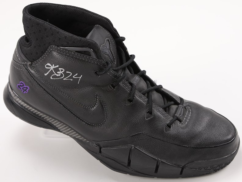 Basketball - 2006 Kobe Bryant Signed Game Worn Nike Zoom I Shoe - November 5th vs. Sonics (Photo-Matched)