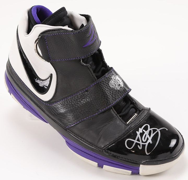 Basketball - 2007 Kobe Bryant NBA Playoffs Signed Game Worn Zoom Kobe II ST "Orca" Shoe - April 24th vs. Suns (Photo-Matched)