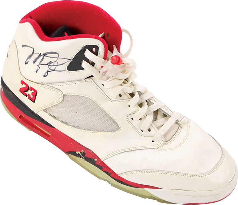 - 11/24/90 Michael Jordan Chicago Bulls vs. Denver Nuggets Signed Game Worn Shoe - Obtained from Nuggets Ball Boy (PSA)